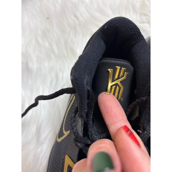 Nike Kyrie Flytrap Black Metallic Gold Athletic Shoes Size US 6Y - Picture 7 of 8